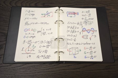 L'image affiche un carnet ouvert rempli d'équations et de diagrammes de physique détaillés, annotés avec des stylos colorés, suggérant un cadre éducatif ou d'étude.