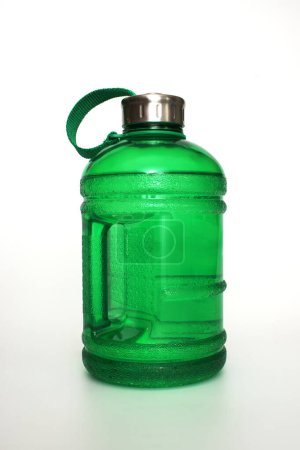 Eine robuste, für Sportler maßgeschneiderte Wasserflasche mit großem Fassungsvermögen, die mit einem praktischen Griff ausgestattet ist und dafür sorgt, dass bei intensiven Workouts oder sportlichen Aktivitäten Feuchtigkeit immer in Reichweite ist