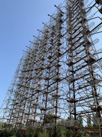 El radar Duga, un colosal remanente de la Guerra Fría, se encuentra en la zona de exclusión de Chernobyls, sus imponentes antenas que una vez formaron parte de una red de alerta temprana contra los ataques con misiles..