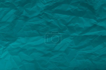 Téléchargez les photos : Cette œuvre captivante présente un gros plan de papier turquoise froissé, révélant des textures et des ombres complexes. La surface inégale crée un intérêt visuel - en image libre de droit