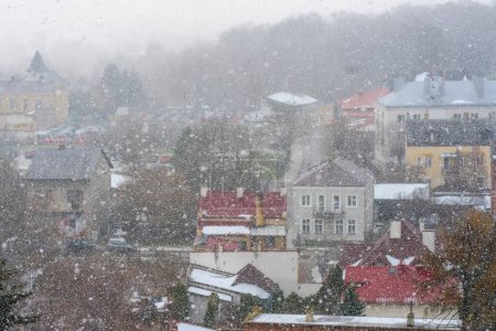 Vue d'hiver sur la vieille ville de Pologne. De fortes chutes de neige sur fond de bâtiments urbains. Neige tombant en flocons lourds et épais et sur le fond de ce "voile" maisons historiques et autres bâtiments de la ville sont visibles. 