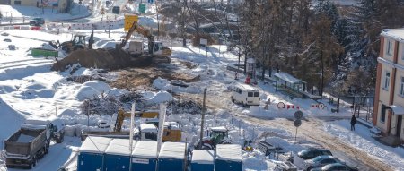Téléchargez les photos : Pologne Ostrowiec Swietokrzyski Décembre 1, 2023 à 12 : 54. Pelle JCB jaune sur un chantier de construction en hiver. Une grande excavatrice à roues sur un chantier sous la neige sur fond de conifères . - en image libre de droit