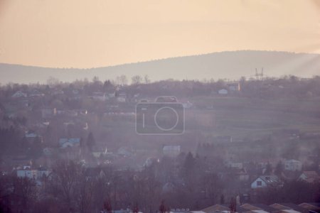 Vue sur la vieille ville de Kokot depuis le sommet de la colline, un beau coucher de soleil au premier plan.La banlieue d'Ostrowiec et des maisons dans les villes voisines au pied des montagnes de Sainte-Croix . 