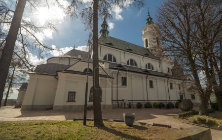 Collégiale de Saint-Michel l'Archange à Ostrowiec Swietokrzyski. Une belle église catholique romaine historique, plusieurs centaines d'années, baignée par le soleil de mars.  
