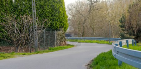 Route dans le parc.Une route étroite au printemps dans le quartier de banlieue d'Ostrowiec. Une route sinueuse dans un quartier vallonné par un après-midi de printemps.  