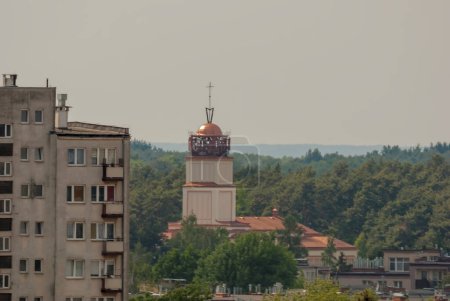 La tour de la vieille ville. Ostrowiec, église Notre-Dame de Saletyn sur les sables ("Piaski"). Un temple catholique historique parmi les vieux bâtiments urbains . 