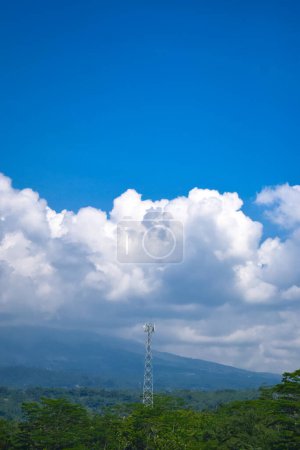 Montagne aérienne de tidar et Village avec ciel bleu nuageux