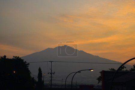 Silhouette Mountain bei Morgensonne