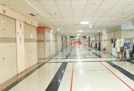 Téléchargez les photos : Jakarta, Indonésie - 23 mars 2024 : étals fermés dans un centre commercial à louer. Thamrin City, Jakarta - en image libre de droit
