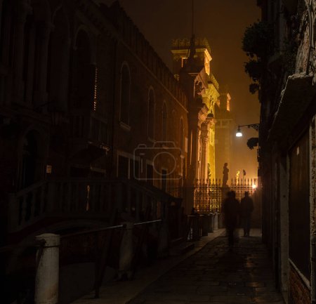Esta es una imagen del Arsenale, Venecia, Italia. La imagen fue tomada desde un lado y fue filmada por la noche cuando la estructura y el área circundante fueron iluminados.