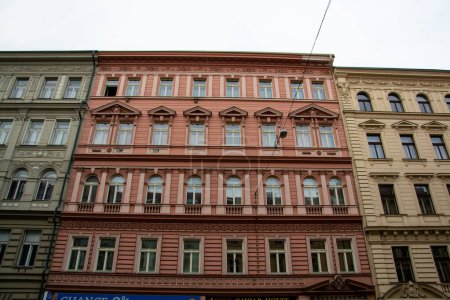 Téléchargez les photos : Architecture bohème dans la ville de Prague avec bâtiments colorés - en image libre de droit