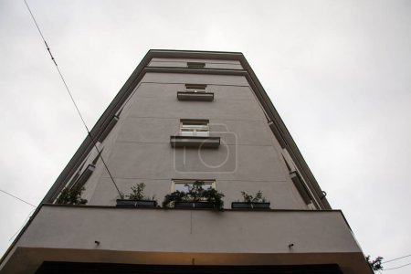 Téléchargez les photos : Perspective photo du bâtiment vue de bas en haut - en image libre de droit