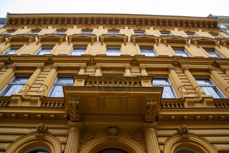Téléchargez les photos : Beau bâtiment jaune à Prague - en image libre de droit