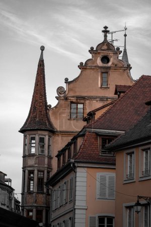 Descubre la esencia de Alsacia en esta cautivadora serie de fotos de una encantadora ciudad francesa. Con su arquitectura icónica, sus calles pintorescas y su ambiente festivo, estas imágenes ofrecen una visión de la belleza y el encanto de la región francesa de Alsacia..