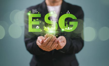 ESG environnement gouvernance sociale concept. L'homme utilise l'ordinateur pour analyser l'icône ESG. Green environmental business finance strategy concept. ECO rapport d'entreprise, investissement durable des entreprises
