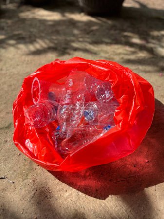 Verstreut herumliegende Plastikflaschenabfälle verschmutzen die Umwelt