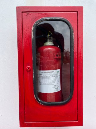 Der Feuerlöscher Red Tube enthält trockenes chemisches Pulver, um den Sauerstoff, der Brände verursacht, zu trennen