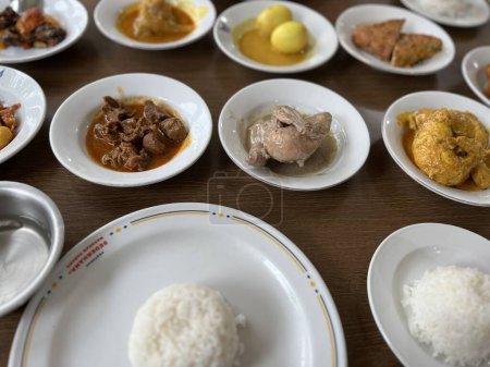 Téléchargez les photos : Cuisine indonésienne, authentique cuisine Padang, poulet frit, rendang, avec riz blanc - en image libre de droit