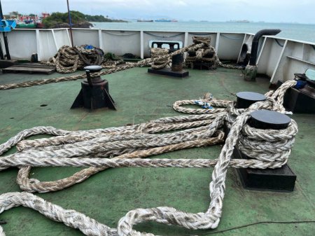 Pulling ship ropes to anchor the ship so that it is not carried away by the waves