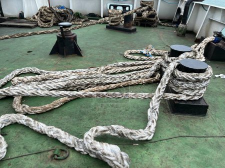 Pulling ship ropes to anchor the ship so that it is not carried away by the waves