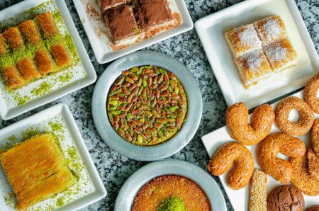 Téléchargez les photos : Une variété de plats de bonbons turcs - en image libre de droit