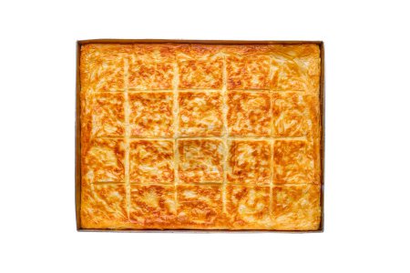 Téléchargez les photos : Un plateau de tarte au fromage turc Kashkaval (kasarli borek), isolé sur fond blanc - en image libre de droit