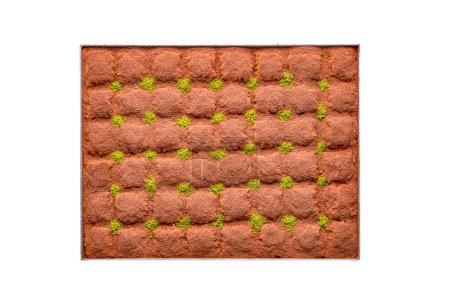 Téléchargez les photos : Un plateau de bonbons de baklava froid turc, décoré de pistaches, isolé sur un fond blanc - en image libre de droit