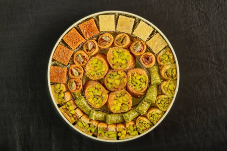 Foto de Cajas de dulces árabes. Foto de arriba mostrando varias formas y tipos de dulces con sésamo, pistachos, dátiles y nueces. - Imagen libre de derechos