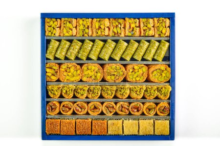 Foto de Cajas de dulces árabes. Foto de arriba mostrando varias formas y tipos de dulces con sésamo, pistachos, dátiles y nueces. - Imagen libre de derechos