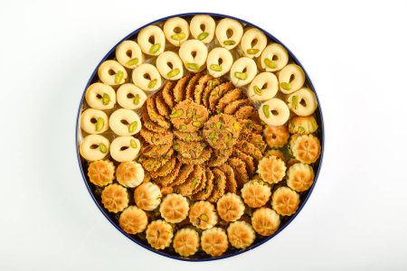 Téléchargez les photos : Des boîtes de bonbons arabes. Photo ci-dessus montrant plusieurs formes et types de bonbons au sésame, pistaches, dattes et noix. - en image libre de droit