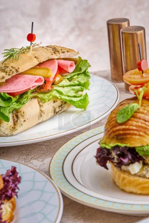 Téléchargez les photos : Un groupe de sandwichs au fromage et à la viande de déjeuner - en image libre de droit