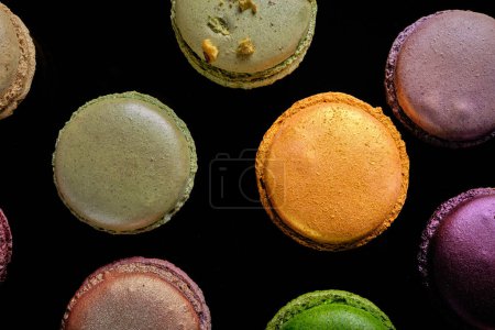 Foto de Coloridos macarones franceses con pistachos - Imagen libre de derechos