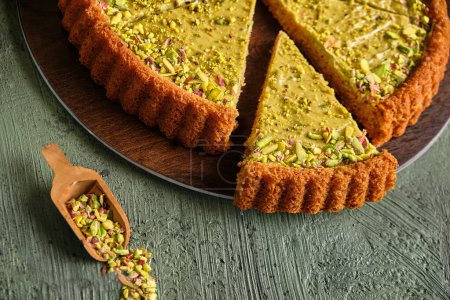 Téléchargez les photos : Gâteau aux pistaches sur fond vert - en image libre de droit