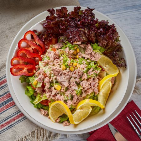 Téléchargez les photos : Gros plan salade de thon aux légumes-feuilles - en image libre de droit