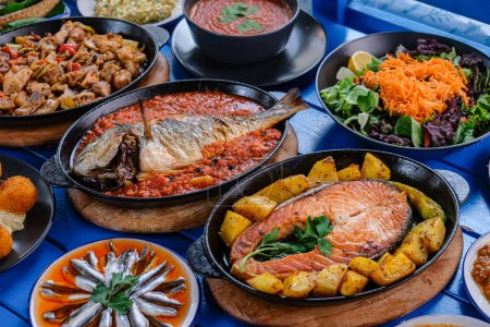 Foto de Una foto de arriba de una mesa con platos de pescado y mariscos aperitivos - Imagen libre de derechos