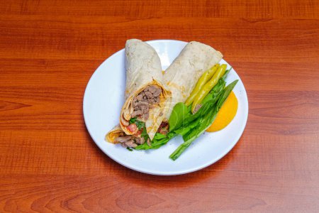 Téléchargez les photos : Sandwich tantoni avec viande et hors-d'œuvre - en image libre de droit