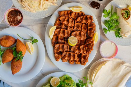 Téléchargez les photos : Une photo d'en haut de plusieurs plats turcs traditionnels cig kofte icli kofte, fraid keppeh - en image libre de droit
