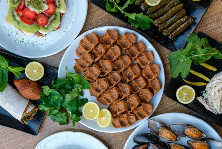 Téléchargez les photos : Plats d'entrée turcs traditionnels, sheg kufte, huîtres médiatiques, feuilles de raisin enveloppées, ishli kofte, - en image libre de droit