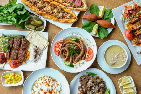 Téléchargez les photos : Divers plats de viande et pâtisseries turques - en image libre de droit