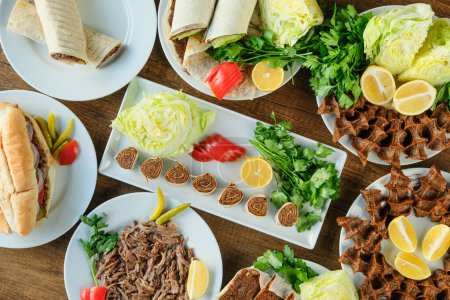 Téléchargez les photos : Plats d'entrée turcs traditionnels, sheg kufte, huîtres médiatiques, feuilles de raisin enveloppées, ishli kofte, - en image libre de droit