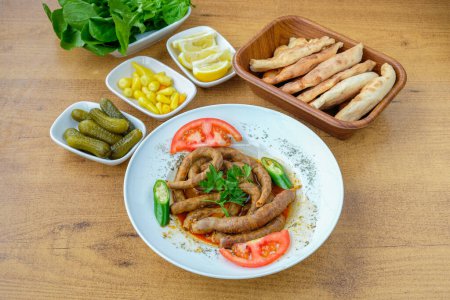 Foto de Intestinos de cordero rellenos de arroz y carne, un plato tradicional turco - Imagen libre de derechos