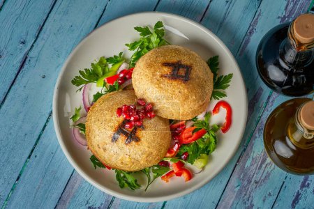 Téléchargez les photos : Assiette d'entrée kibbeh grillée aux noix - en image libre de droit