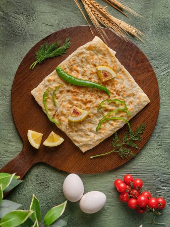 Foto de Tarta de pan tradicional sirio con queso - Imagen libre de derechos