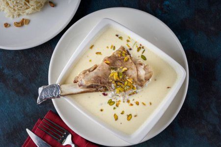 Téléchargez les photos : Plat de yaourt cuit à l'agneau bouilli - en image libre de droit
