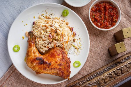 Téléchargez les photos : Plat de riz Bukhari au poulet grillé - en image libre de droit