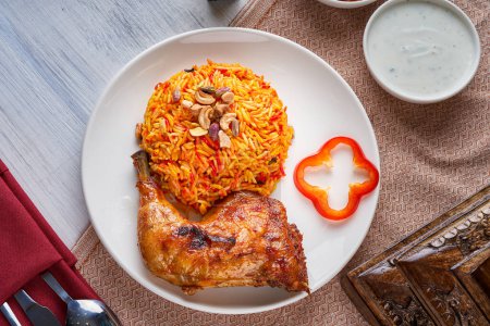 Téléchargez les photos : Plat de riz mandi au poulet grillé - en image libre de droit