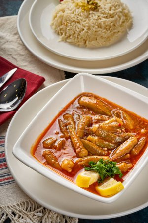 Foto de Plato de Okra cocido con carne y arroz - Imagen libre de derechos