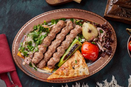 Téléchargez les photos : Une assiette de kebab de viande grillée avec des amuse-gueules - en image libre de droit
