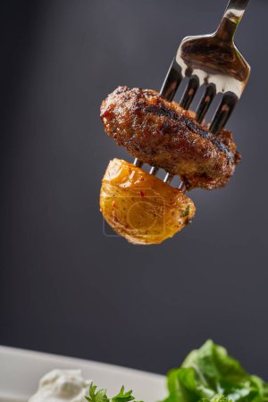 Téléchargez les photos : Kofta de viande aux pommes de terre grillées - en image libre de droit