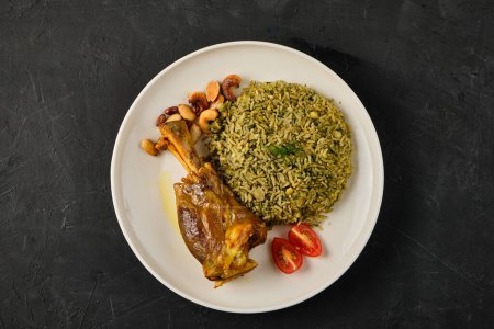 Téléchargez les photos : Mansaf al-Quzi avec noix et viande, riz avec viande et noix - en image libre de droit
